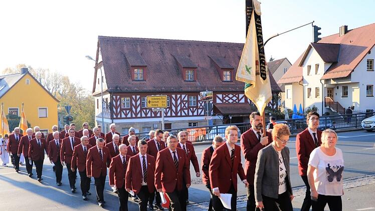 Die Reuther Sänger führen den Kirchenzug mit an. Foto: Heidi Amon
