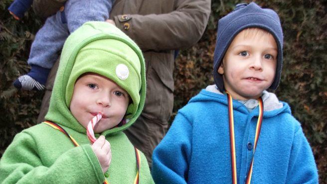 Sportliche Dreikäsehochs: Alle "Bambini" durften sich als Erinnerung  über schöne Medaillen freuen. Foto: Mario Deller
