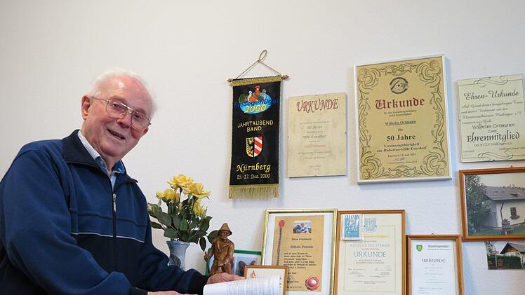 Willi Ortmann erinnert sich gerne - hier bei seinen Urkunden. Am Samstag, 30. März feiert der Euerdorfer seinen 90. Geburtstag.Doris Bauer