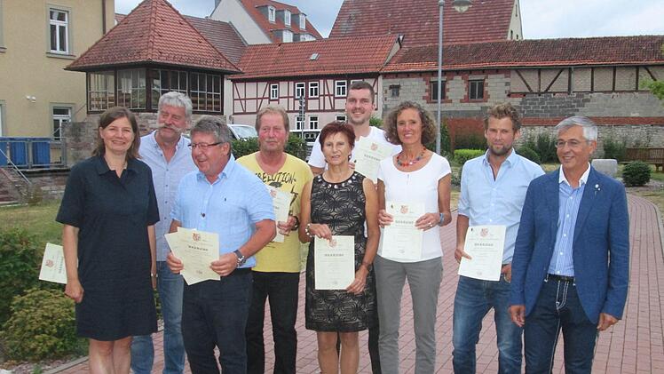 Glückwünsche der Bundestagsabgeordneten  Manuela Rottmann (links) für die Vereinsintern Geehrten: (von links) Fuat Edgü für Sohn Fabian, Hans Radi, Monika Hopf, Daniel Busch, Eva Schweiger, Bastian Bangert, und Dr. Marius Barbuia Foto: Winfried Ehling