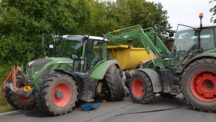 Andere Landwirte halfen mit ihren Traktoren die beschädigte Maschine zu bergen. Foto: Peter Rauch