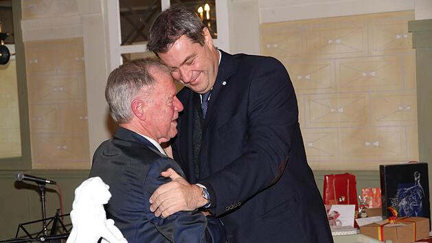 Ministerpr&auml;sident Markus S&ouml;der gratuliert Walter Hofmann. Foto: Mathias Erlwein