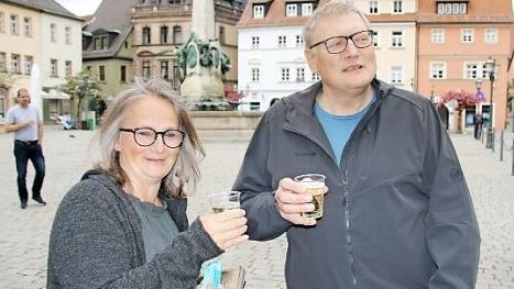 Andrea und Hermann Hempfling warten auf dem Marktplatz auf ihren Sohn und die Schwiegertochter.