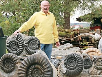 Bernd Ludwig in seinem "Fossiliengarten" in Bad Staffelstein. Hier präpariert er die größten Ammoniten aus dem Gestein. Fotos: Matthias Einwag