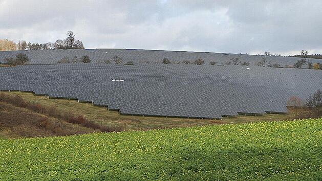 Seit einigen Jahren schon produziert diese Solaranlage bei Hebendorf auf einem 48 Hektar gro&szlig;en Gel&auml;nde Strom. Die Photovoltaikanlage an der Hasenleite ist auf einer Fl&auml;che von rund 43 Hektar geplant.