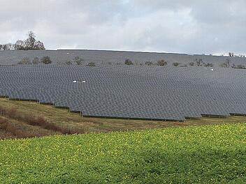 Seit einigen Jahren schon produziert diese Solaranlage bei Hebendorf auf einem 48 Hektar großen Gelände Strom. Die Photovoltaikanlage an der Hasenleite ist auf einer Fläche von rund 43 Hektar geplant.