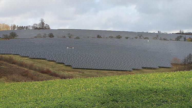 Seit einigen Jahren schon produziert diese Solaranlage bei Hebendorf auf einem 48 Hektar großen Gelände Strom. Die Photovoltaikanlage an der Hasenleite ist auf einer Fläche von rund 43 Hektar geplant.