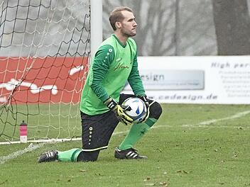 Ebersdorfs Torwart Uwe Knauer ist derzeit nicht zu beneiden. Dreimal musste der Schlussmann gegen den FC Lichtenfels hinter sich greifen. Die Sylvianer bleiben Tabellenletzter.