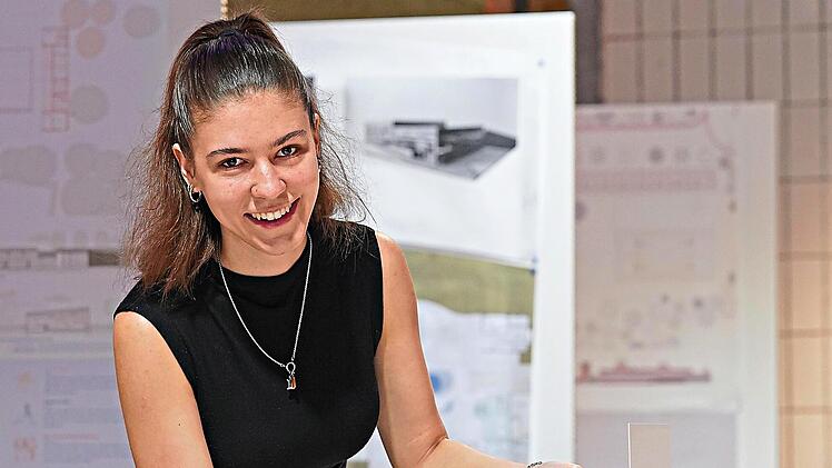 Tina Leitschuh mit ihrem Modell. Cindy D&ouml;tschel-Langbein/Hochschule Coburg