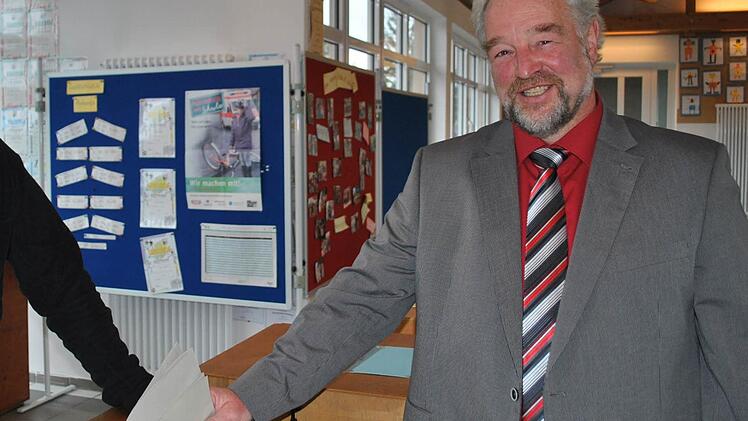 Robert Römmelt (SPD) gab Punkt 8 Uhr seine Stimme in Riedenberg ab. Foto: Evelyn Schneider