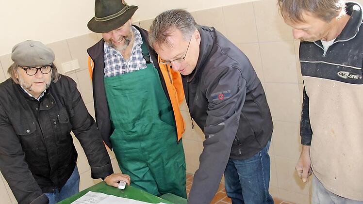 Andreas Ender, Hans-Karl Hertel, Wolfgang Lilie und Othmar Geldner schauen im neuen Raum der Gemeindescheune auf die Umbau-Pläne.