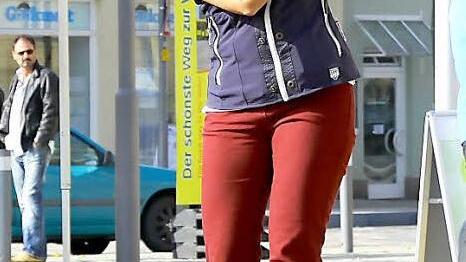 Stefanie Worsch beim kraftvollen Abschlag. Auf der Crossgolfbahn auf dem Schlossplatz musste der Ball über eine Wand gespielt und im Kofferraum eines Autos "eingelocht" werden. Fotos: Albert Höchstädter