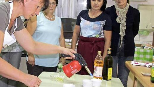 Cäcilia Werner (links) flambiert eine der Nachspeisen. (Foto: Ralf Kestel)