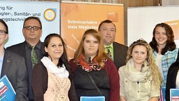 Gesellen aus dem Lebensmittelhandwerk, Bäcker, Metzger, Fachverkäufer/-innen- Schwerpunkt Bäcker- und Fleischer mit (hinten von links) Alfons Möckel (stellvertretendem Innungs-Obermeister Bäcker), Hubert Ruß (Prüfungsausschussvorsitzendem), Eberhard Kraus (Obermeister Fleischer- Innung)