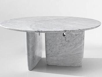 Der "Tobi Ishi" für B&B Italia aus weißem Carrara-Marmor wiegt 460 Kilogramm.  Foto: B&B Italia/dpa-mag