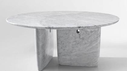 Der "Tobi Ishi" für B&B Italia aus weißem Carrara-Marmor wiegt 460 Kilogramm.  Foto: B&B Italia/dpa-mag