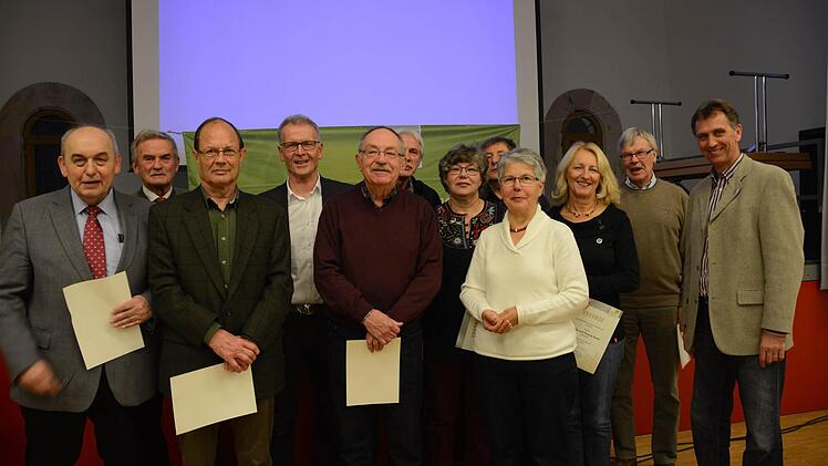 Ehrungen: (v. l.): Alfred Schrenk, Ulf Zeidler (Vorstand), Ulrich Haase, Franz Zang (BN-Vorsitzender), Dieter Schuberth, Stefan und Ingrid Mützel, Anita Schuberth, Manfred Schäfer, Margit Ruser, Stefan Schmitt, Thomas Ruser.  Foto: Elisabeth Assmann