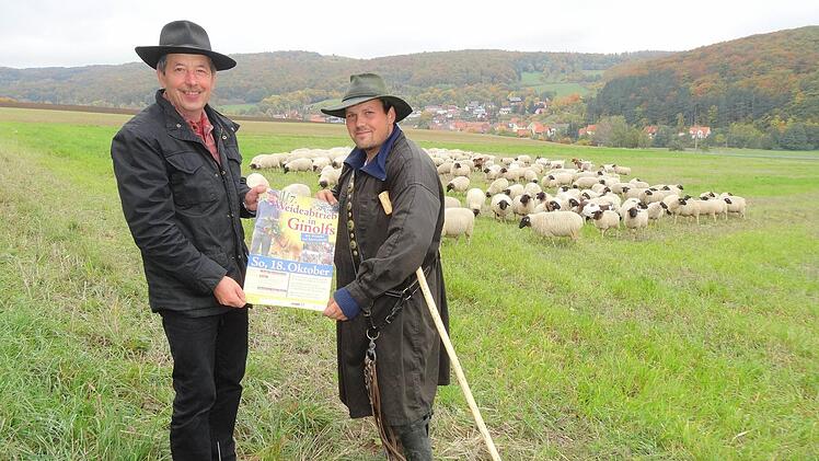 Josef Kolb (links) und Julian Schulz, Schäfer der Weidegemeinschaft (rechts). laden zum 8. Weideabtrieb in Ginolfs ein.  Foto: Marion Eckert