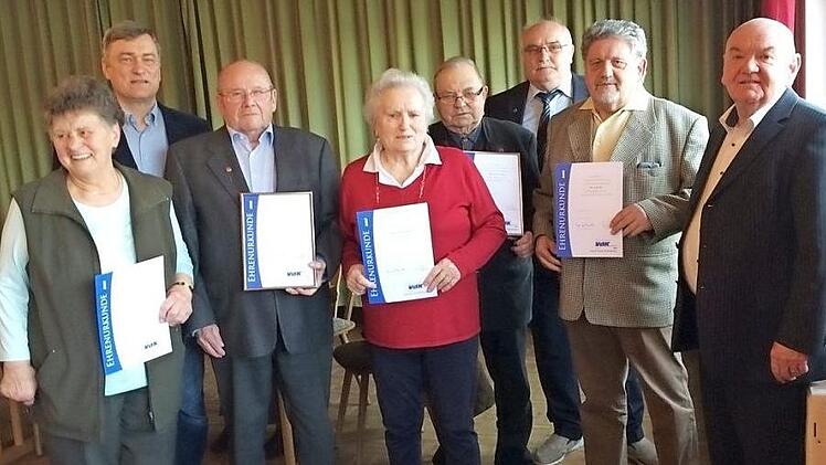 Die Geehrten und Honoratioren (von links): Waltraude Geier, Kreisvorsitzender Peter Eismann, Eduard Rascher, Helga Wunderlich, Nikolaus Saam, Bernhard Bayer, Rolf Karl und Vorsitzender Georg Schmitt Foto: privat