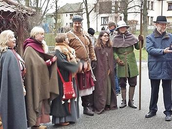 Rittersleut und Marktfrauen: Die Gruppe kam in ihren traditionellen Gewändern.  Foto: Hanns Friedrich