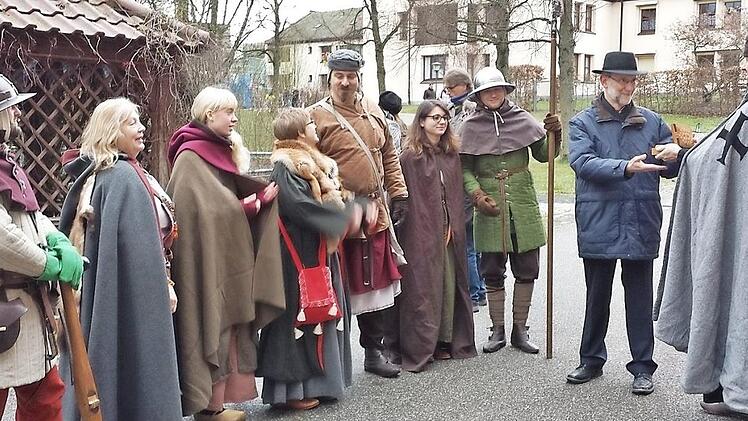 Rittersleut und Marktfrauen: Die Gruppe kam in ihren traditionellen Gewändern.  Foto: Hanns Friedrich