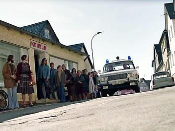 Staunende Blicke richten sich auf den Polizei-Wartburg, der durch Nordhalbens "Neue Gasse" rast: Im Film dient die Klöppelgemeinde als Kulisse für die thüringische Stadt Pößneck des Jahres 1979. Screenshot: YouTube/STUDIOCANAL Germany