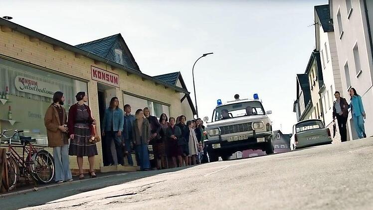 Staunende Blicke richten sich auf den Polizei-Wartburg, der durch Nordhalbens "Neue Gasse" rast: Im Film dient die Klöppelgemeinde als Kulisse für die thüringische Stadt Pößneck des Jahres 1979. Screenshot: YouTube/STUDIOCANAL Germany