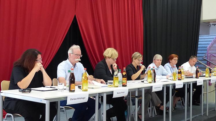 Auf dem Podium (von links): Clarissa Witzlinger, Rainer Frisch, Anette Kramme, Eleonore Birkenstock, Thomas Engel, Andrea Luger und  Andreas Rösch  Foto: Pauline Lindner