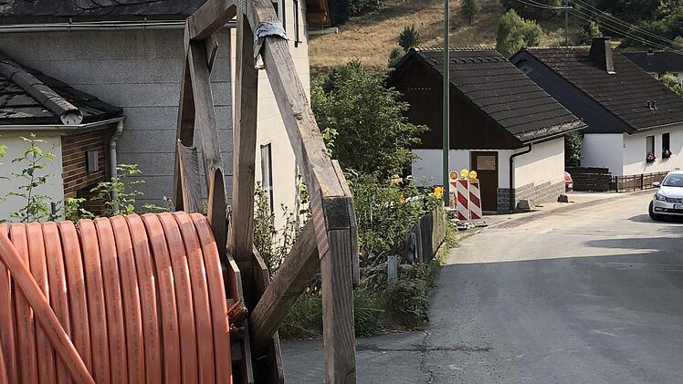 Derzeit wird in Lauenstein im Springelhof der Breitbandausbau durchgeführt. Fotos: Michael Löffler