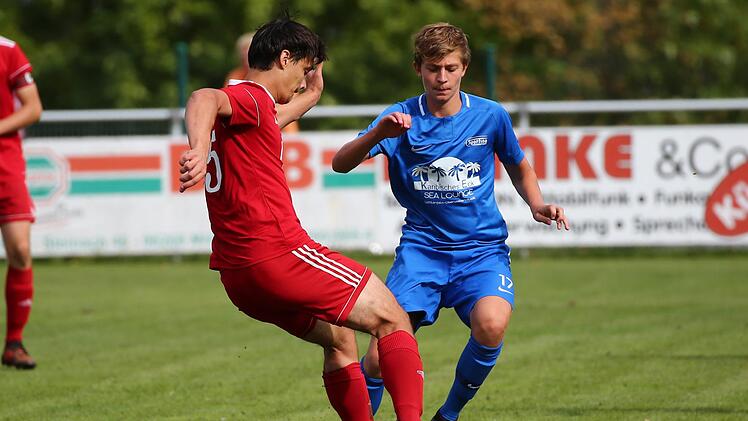 Der Johannisthaler Andreas Gaertig (rot und sp&auml;ter Gelb-Rot) kann im Mittelfeld Felix Lausch stoppen. Foto: Heinrich Wei&szlig;