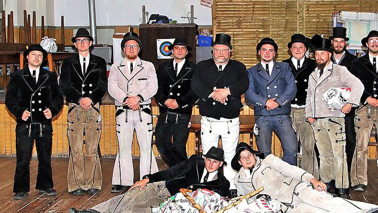 Zahlreiche rechtschaffend fremde und einheimische Gesellen waren in den  "Rhön Adler" gekommen, um einen Gesellen nach viereinhalbjähriger  Wanderschaft zu empfangen und um einen Gesellen auf die Walz zu  verabschieden.   Im Bild auch Herbergsvater Dieter Göbel (5. v.l. im Hintergrund).     Dieter Britz