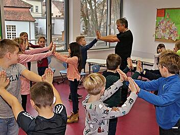 Spielerisch vermittelte Dirk Bayer (hinten) den Schülern den Umgang mit Gewalt und zeigte Lösungen von Konflikten auf. Das wurde teilweise auch szenisch und spielerisch umgesetzt. Foto: Helmut Will