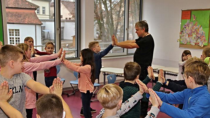 Spielerisch vermittelte Dirk Bayer (hinten) den Schülern den Umgang mit Gewalt und zeigte Lösungen von Konflikten auf. Das wurde teilweise auch szenisch und spielerisch umgesetzt. Foto: Helmut Will