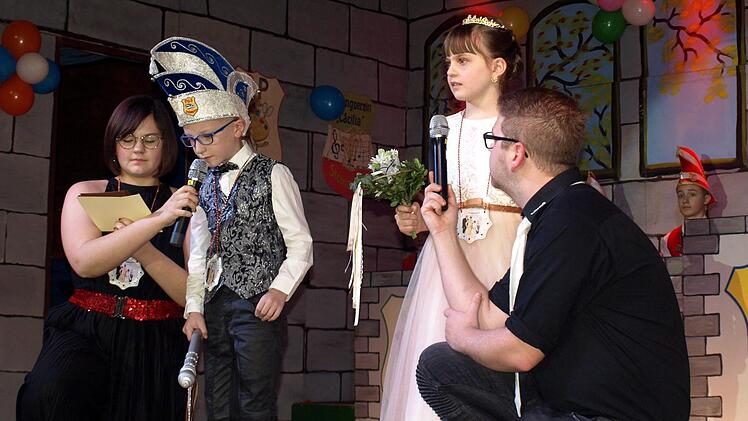 Das Kinderprinzenpaar "Moritz I." und "Ida I." bei seiner  Rede an das närrische Volk in SteinwiesenSusanne Deuerling