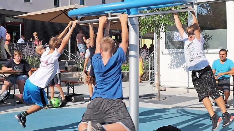 Das Hängekarussell Ikarus ist eine der neuen Attraktionen auf dem Pausenhof der Spix-Mittelschule in Höchstadt.  Fotos: Jophanna Blum