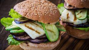 Halloumi-Gem&uuml;se-Burger vom Grill
