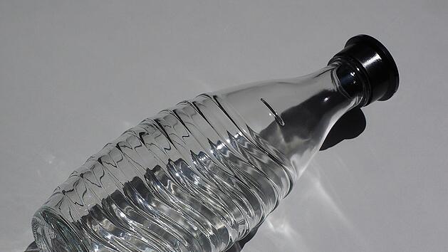 Die Glaskaraffe eines Wassersprudlers sollte regelmäßig gereinigt werden.