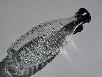 Die Glaskaraffe eines Wassersprudlers sollte regelmäßig gereinigt werden.