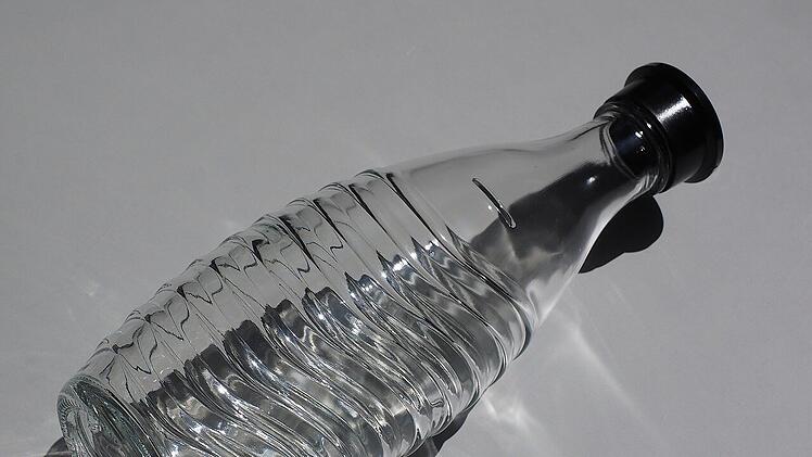 Die Glaskaraffe eines Wassersprudlers sollte regelmäßig gereinigt werden.