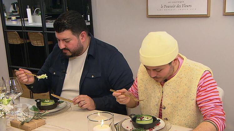 "Einfach nur Gurkensalat": Ramin (links) und Robin ist die Vorspeise etwas zu simpel.