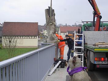 Die Saalebrücke in Aura erhielt eine Erneuerung. Im Zuge der Maßnahme wurde auch der Brückenheilige, St. Georg restauriert. Fotos: Winfried Ehling