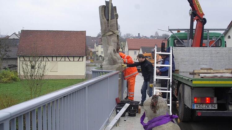 Die Saalebrücke in Aura erhielt eine Erneuerung. Im Zuge der Maßnahme wurde auch der Brückenheilige, St. Georg restauriert. Fotos: Winfried Ehling