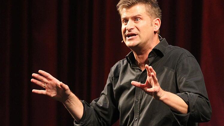 Klasse-Auftritt: Michael Altinger prangerte den Fitness- und Gesundheitswahn an und belegte dies mit treffenden Geschichten aus dem Alltagsleben.Foto: Bertram Wagner