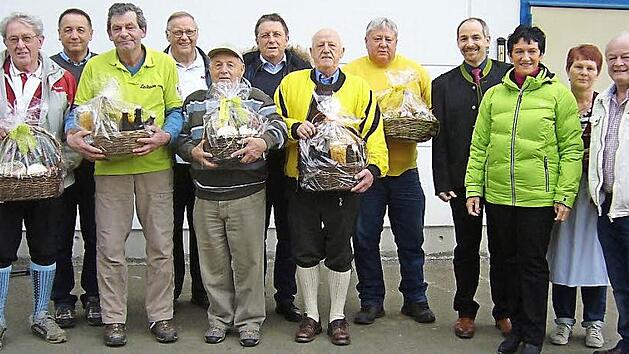Siegerehrung bei den 47. IVV-Wandertagen der Wanderfreunde Heubsch und Umgebung. Unser Bild zeigt die Vertreter der teilnehmerst&auml;rksten Gruppen mit stellvertretendem Landrat J&ouml;rg Kunstmann (4. von rechts), dem Kulmbacher OB Henry Schramm (6. von links) sowie Schirmherrn und Erstem B&uuml;rgermeister Bernd Steinh&auml;user (2. von links), Vizepr&auml;sidentin Inge Aures (3. von rechts), Schriftf&uuml;hrer Ulli Nitsche und Gerlinde Scherm (rechts daneben) und Kassier Horst J&auml;ckel (4. von links). Foto: privat