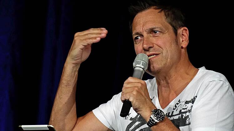 Wortgewandt und unterhaltsam : Dieter Nuhr gastierte im Coburger Kongresshaus. Foto: Jochen Berger