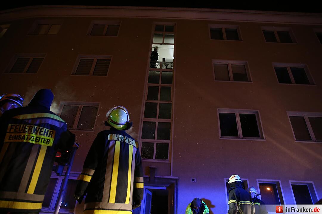 Winterliche Straßenverhältnisse sorgen für geborstene Fensterscheiben - Brummifahrer rutscht in Laterne - Straßenbeleuchtung kracht in Mehrfamilienhaus