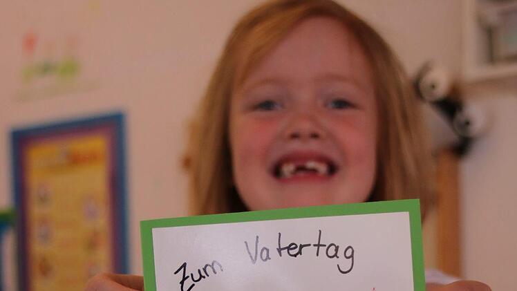 Emilia (5) vom Gef&auml;ller Kindergarten plant f&uuml;r ihre Eltern einen Ausflug und Fr&uuml;hst&uuml;ck im Bett. Foto: Teresa Hirschberg