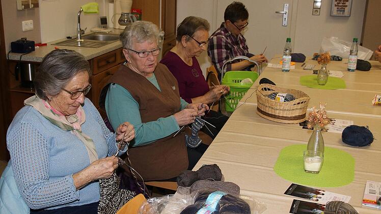 Gemeinsam macht Stricken noch mehr Spaß. Foto: Dieter Britz