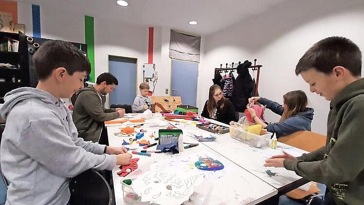 Schneiden, kleben und verzieren: In der Gruppenstunde der Pfadfinder Lichtenfels dürfen Kinder einfach Kinder sein. Foto: Corinna Tübel
