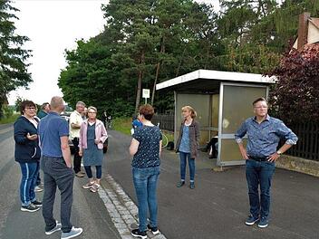 Der Adelsdorfer Bau- und Umweltausschuss am Buswartehäuschen in  Nainsdorf  Fotos Britta Schnake